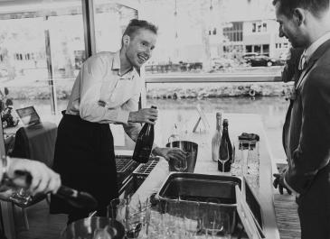 Service boissons vin d'honneur. Crédit photo "Le lapin jaune photographies"