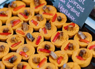 Mini flan au poivron et lardon végétal. Crédit photo "Le lapin jaune photographies"