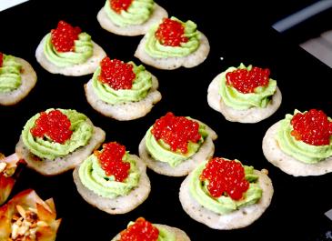 Mini blinis crème d'avocat et caviar rouge